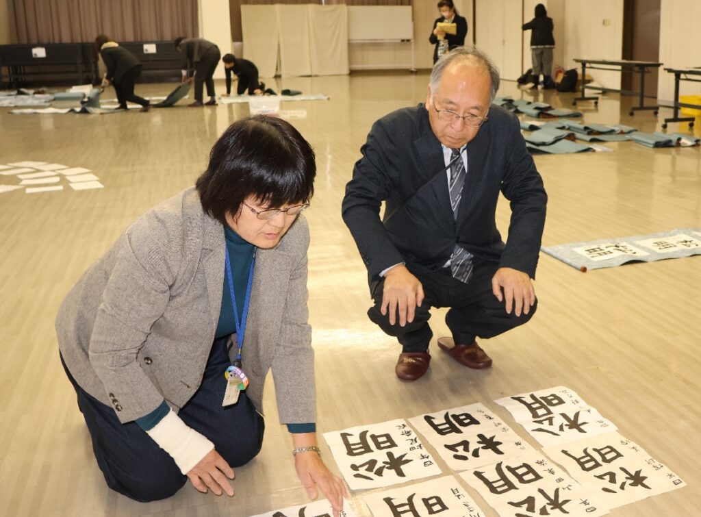 豊後高田市学校書き初め展の審査会　４部門に計1492点の応募 - 大分のニュースなら 大分合同新聞プレミアムオンライン Gate