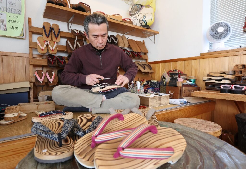 【おおいた匠チャンネル】日田下駄　立体的な木目の力強さ - 大分のニュースなら 大分合同新聞プレミアムオンライン Gate
