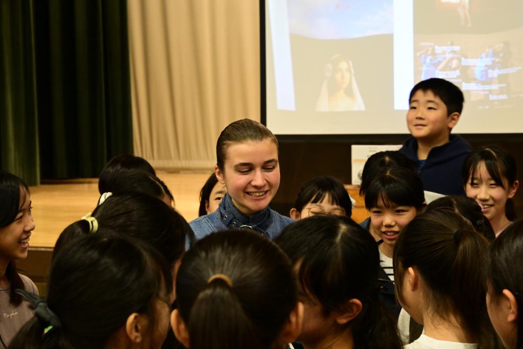 特別授業後に子供たちと笑顔で触れ合うへイル氏