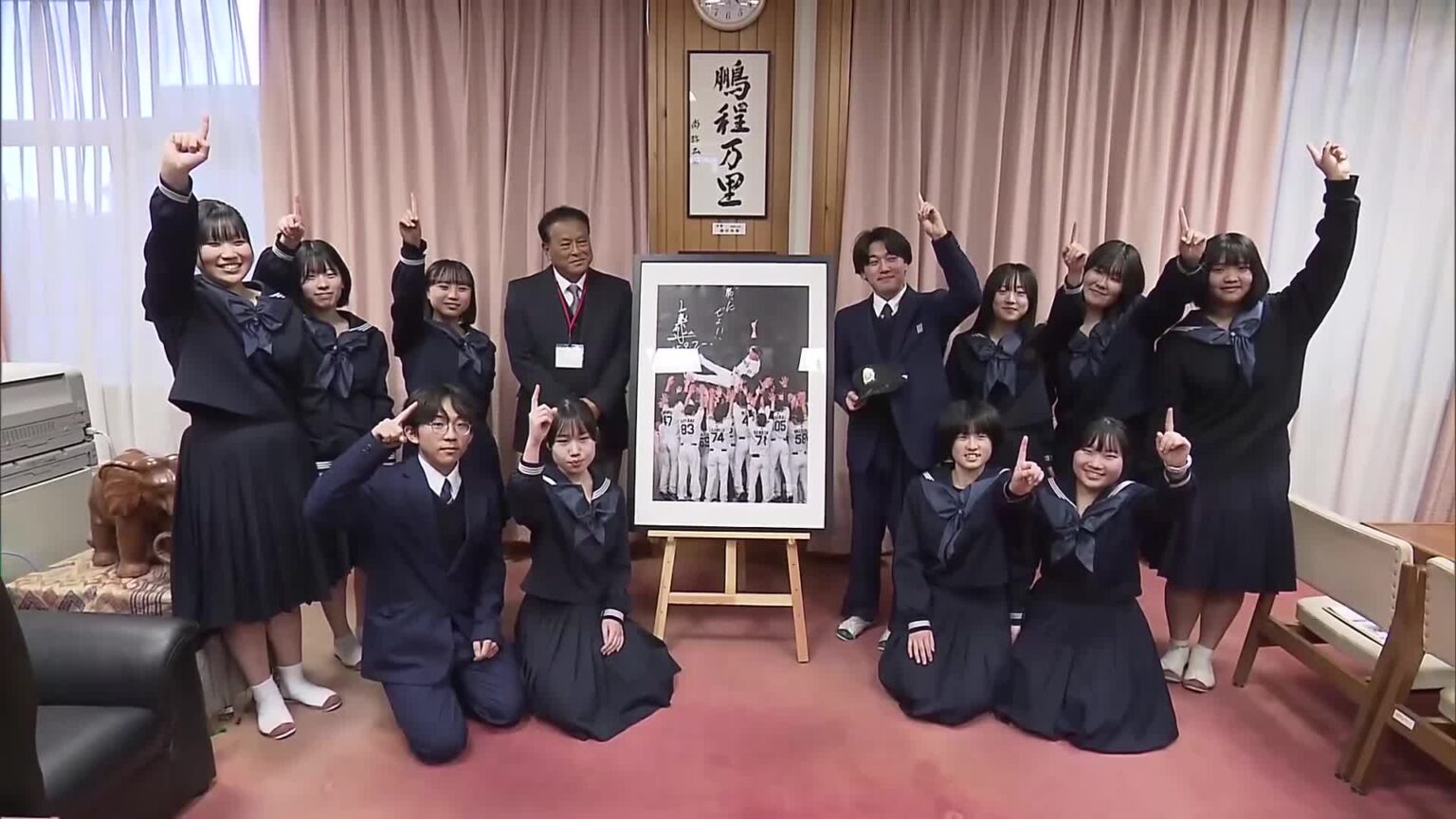 阪神・藤川球児監督　母校の高知商業高校に『優勝記念パネル』をサプライズ贈呈 « 高知のニュース - 高知さんさんテレビ