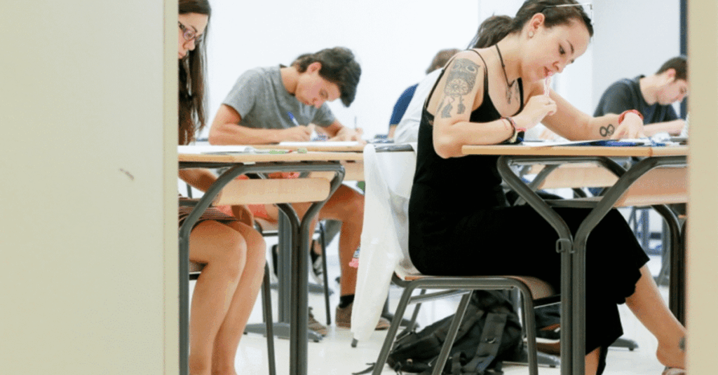 カタルーニャ人の居住更新義務が発効