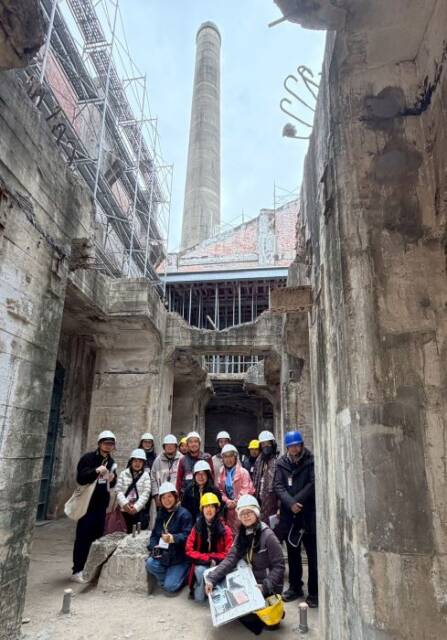 海軍燃料廠の跡地にそびえ立つ煙突と日本人参加者と台湾のスタッフ