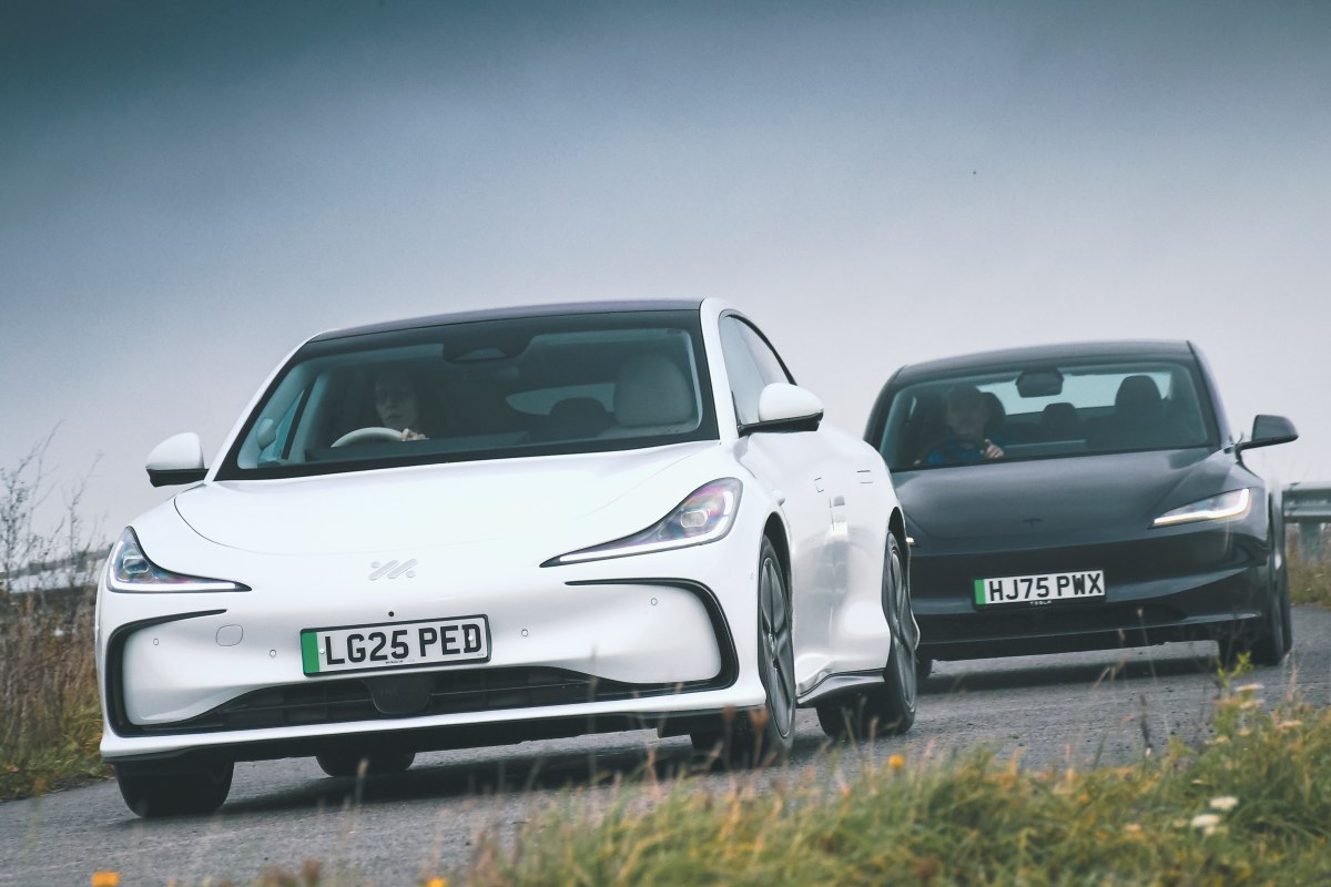 左からMG IM5 100 ロングレンジ、テスラ・モデル3 デュアルモーター・ロングレンジ。