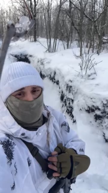 私たちにはまだウクライナのために戦っているアメリカ人がいます！ローグチームのブルーインです。彼のチームは最近、陣地を攻撃され、装備を失いました。彼らはドローンの作業を続けるために、アンテナ、ケーブル、マストを交換するための支援を求めています。彼や他のチームを助ける方法についてはコメントを参照してください。