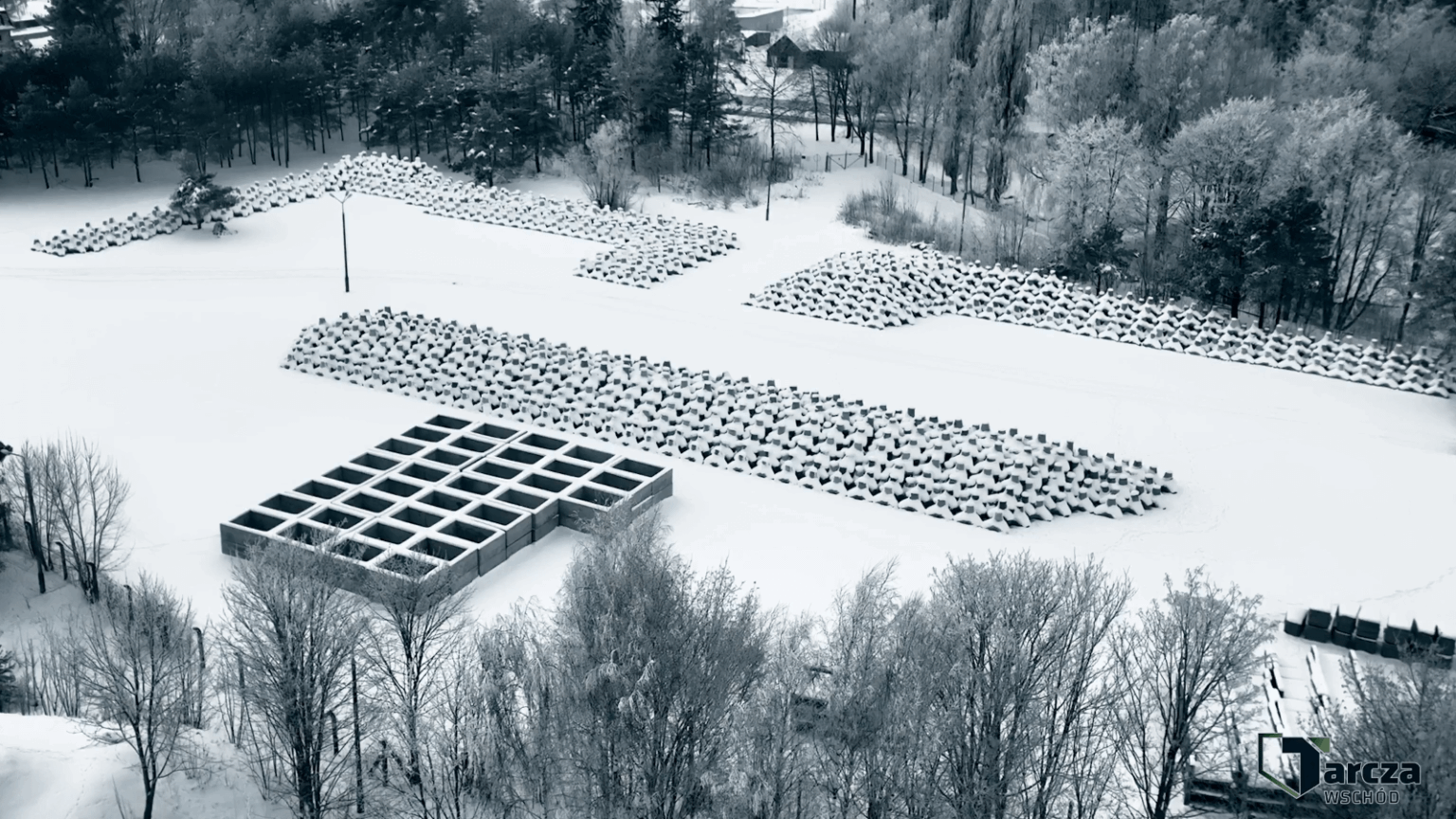 ポーランドとベラルーシの国境にコンクリート製ハリネズミの設置が始まった。ポーランドは国境防衛線の整備を進めている。 2026年1月