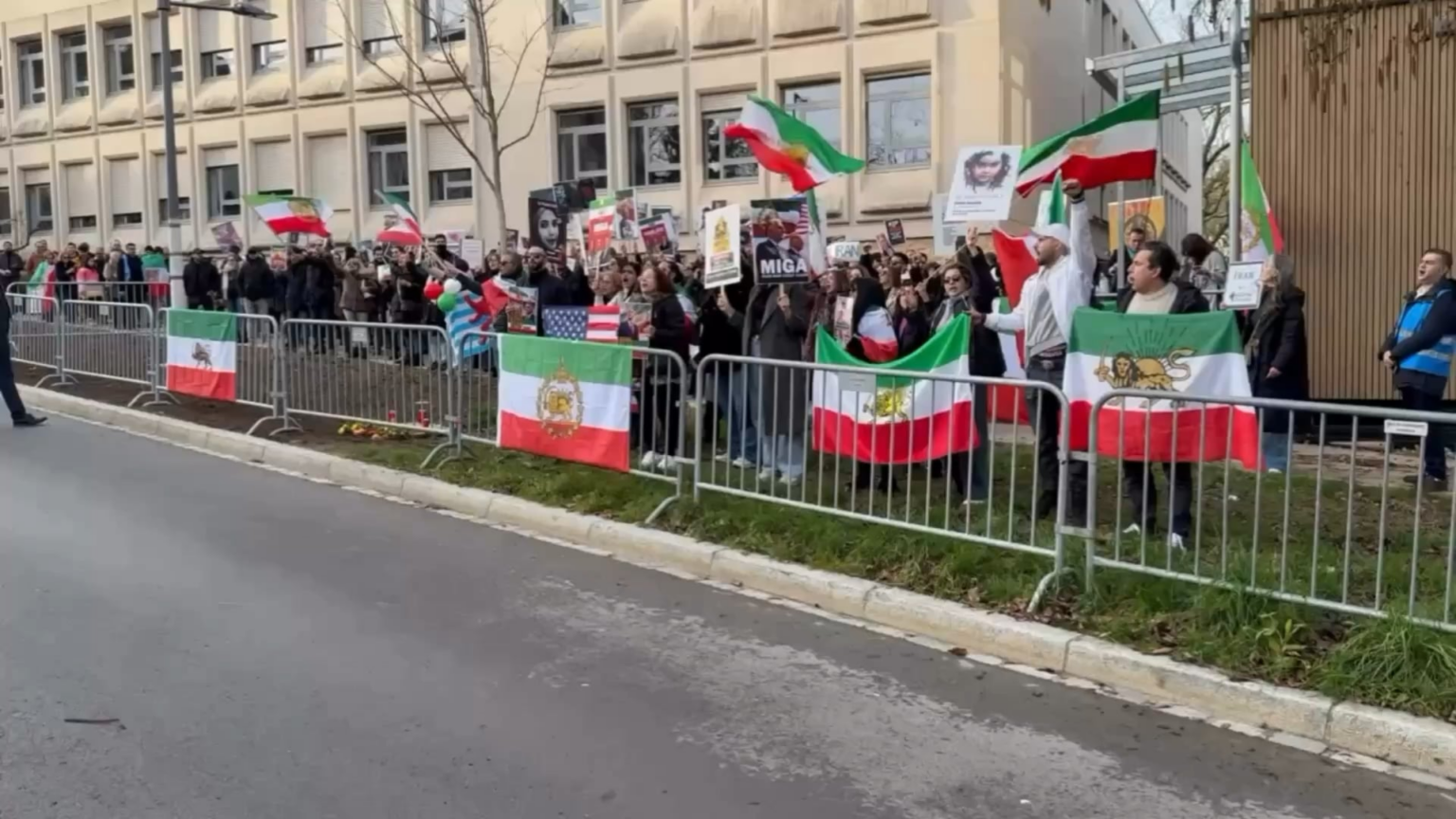 イラン国民を支援する