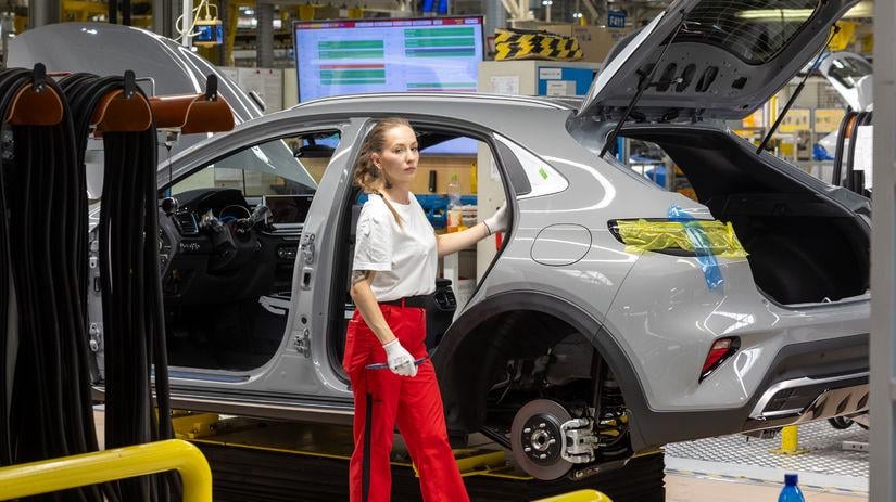 従業員にとって楽しい時代は終わりました。企業は採用を抑制し、数千人が職業安定所に追加されている