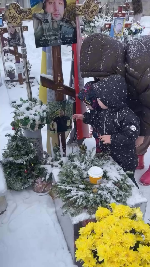 ウクライナの未亡人が夫の30歳の誕生日に面会する（2025年12月28日）