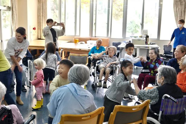 老人ホームで交流　沖縄市の英語教室