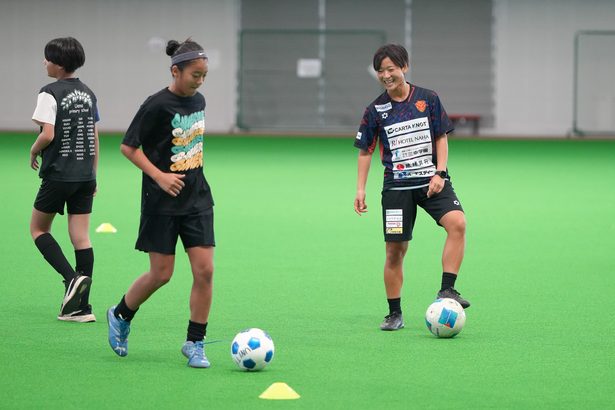 ドリブルやパス　基礎技術伝授　宮古でサッカー教室ＦＣ琉球さくら