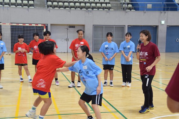元日本代表が技伝授　宜野湾、ハンドの池原さん