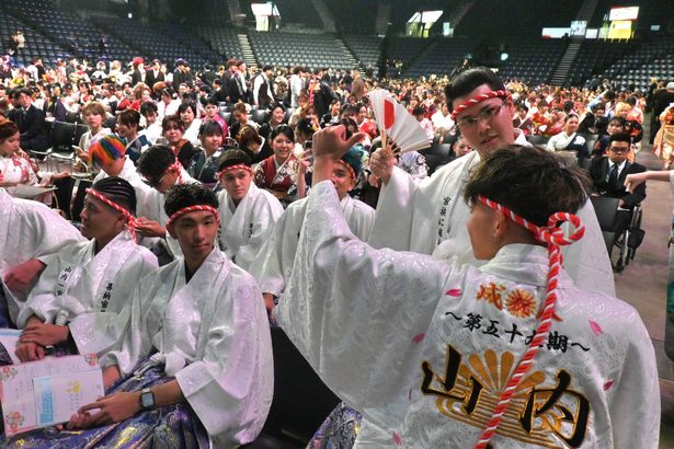 各地ではたち祝福　「沖縄を盛り上げましょう」　沖縄市はたちの集い　責任ある行動誓う