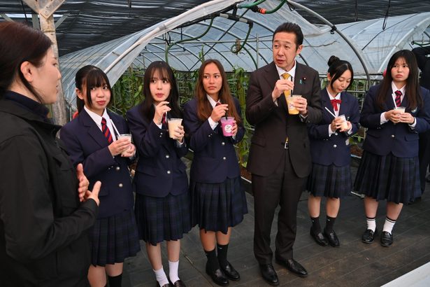 沖縄担当相来県　バニラ農園視察　球陽高生と交流も