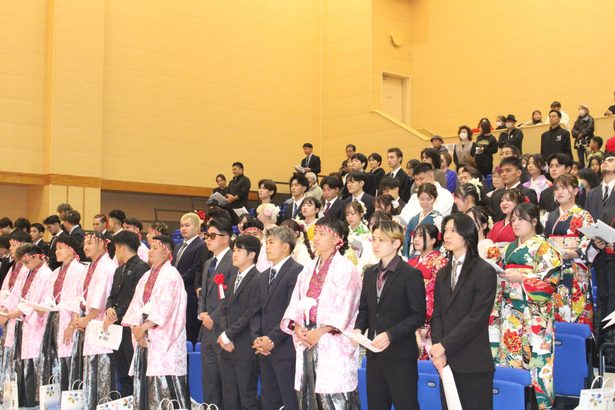 本部町で二十歳の集い　９５人参加、ペルーの研修生も