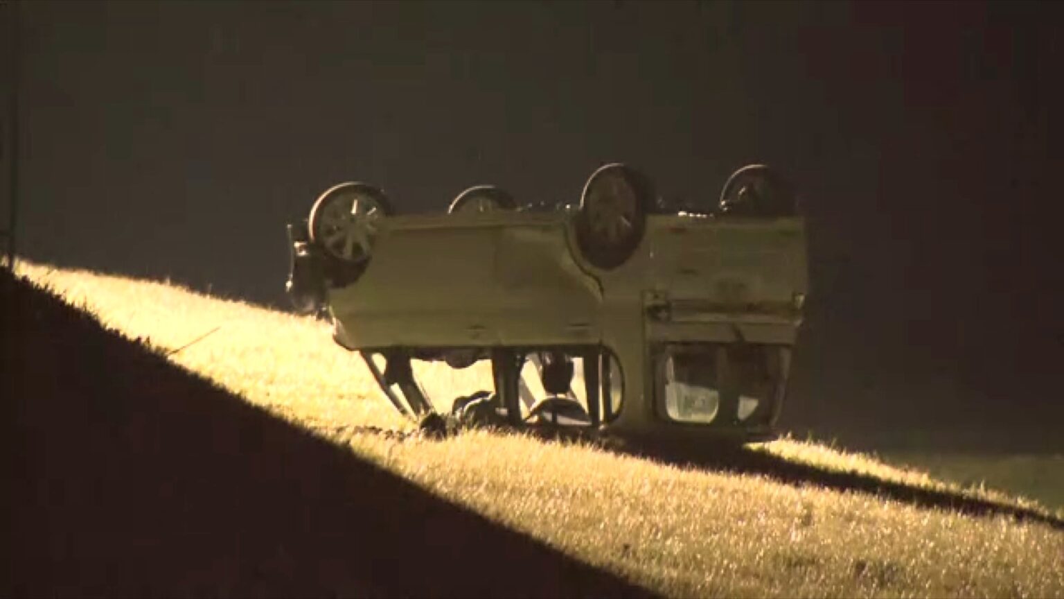 “定員オーバー”軽乗用車が土手から転落 10代の男女5人搬送 後部座席に乗っていたとみられる17歳少女が死亡 北九州市八幡西区 - TNC テレビ西日本