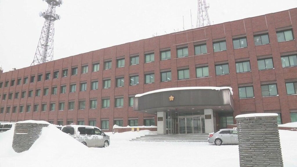 交際する20代女性に刃物を示してスマホのパスワードを聞き出し、中をみて激高⇒顔面を殴打 傷害と強要容疑で28歳男を逮捕「平手打ちしたしていない」 北海道旭川市
