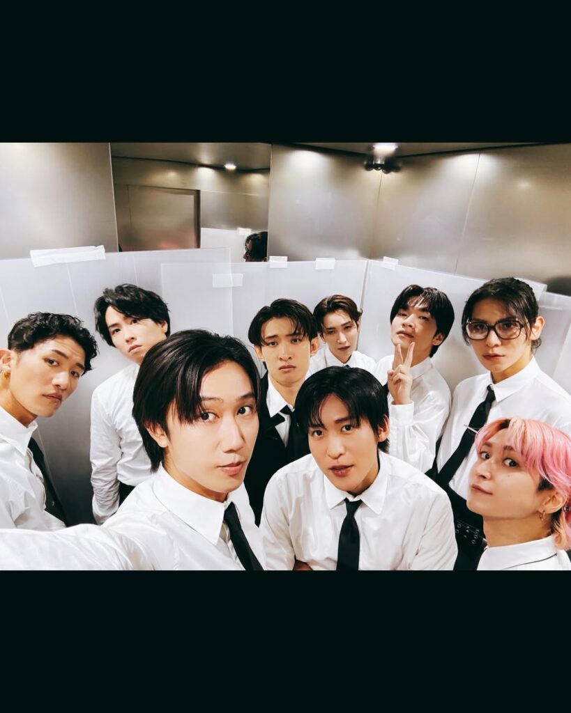 「Snow Man 6th Anniversary！」阿部亮平、9人そろった記念ショット公開 | 話題の投稿