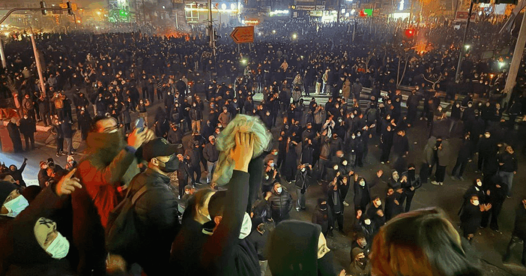 「人々は倒れた」：イランの抗議活動参加者に謎の化学物質が投げつけられた－目撃者