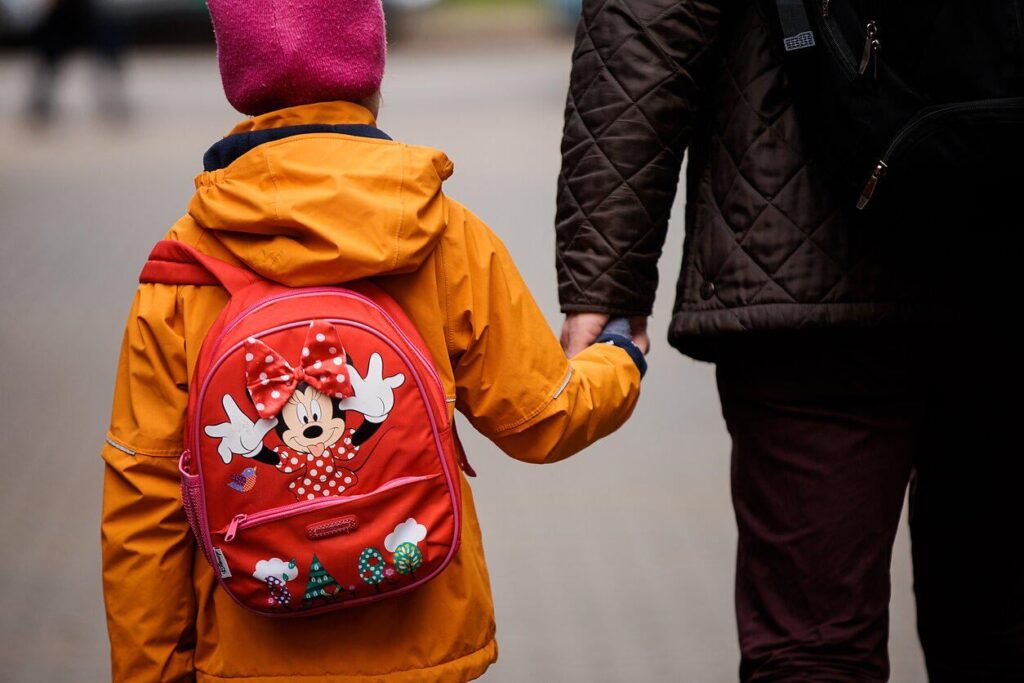 [LRT] リトアニアの出生率は特に地方地域で毎年急速に低下しており、現在では死亡者数が出生数をおよそ２対１上回っている。一部の自治体が寛大な財政的奨励金を出生数を増やそうとしているにもかかわらず。