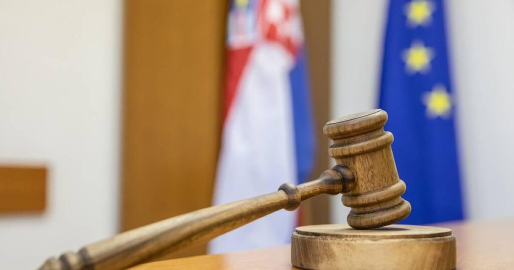 スプリット近郊でのドラマ: 母親が子供を殴り、通行人が母親を殴り、通行人の夫が母親を殴る。裁判所は全員に無罪を言い渡した！