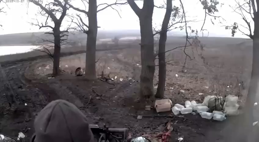 ウクライナのFPVドローンに四輪バイクで衝突されるロシア兵士のPOV映像 - 日付と場所不明