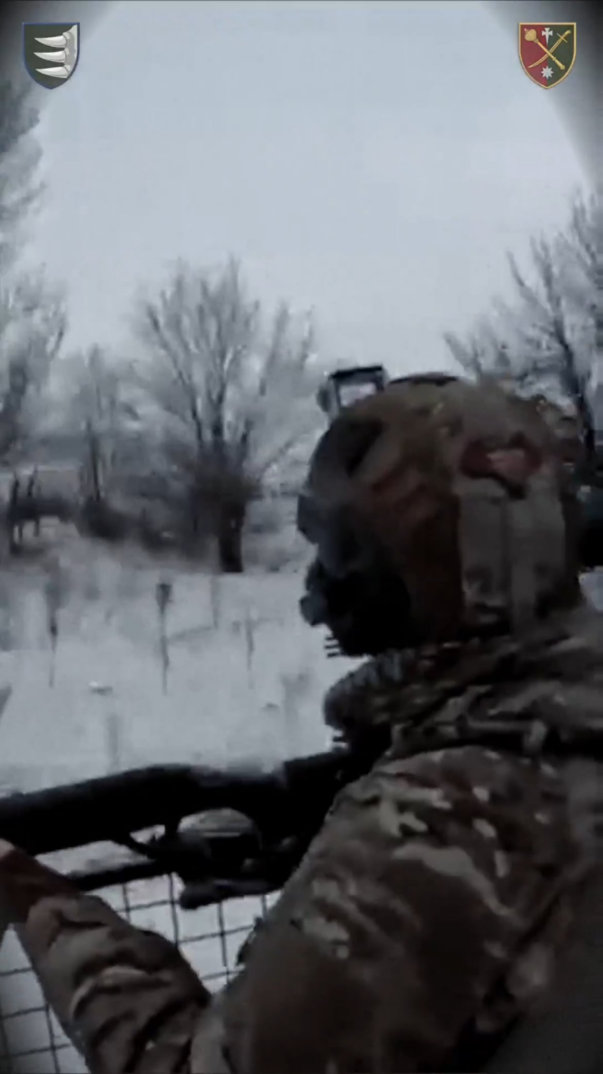 ウクライナ兵士が攻撃してきたロシアのFPVドローンを撃墜した。第156機械化旅団。コスティアンティニフカの方向。 2026 年 1 月 18 日公開