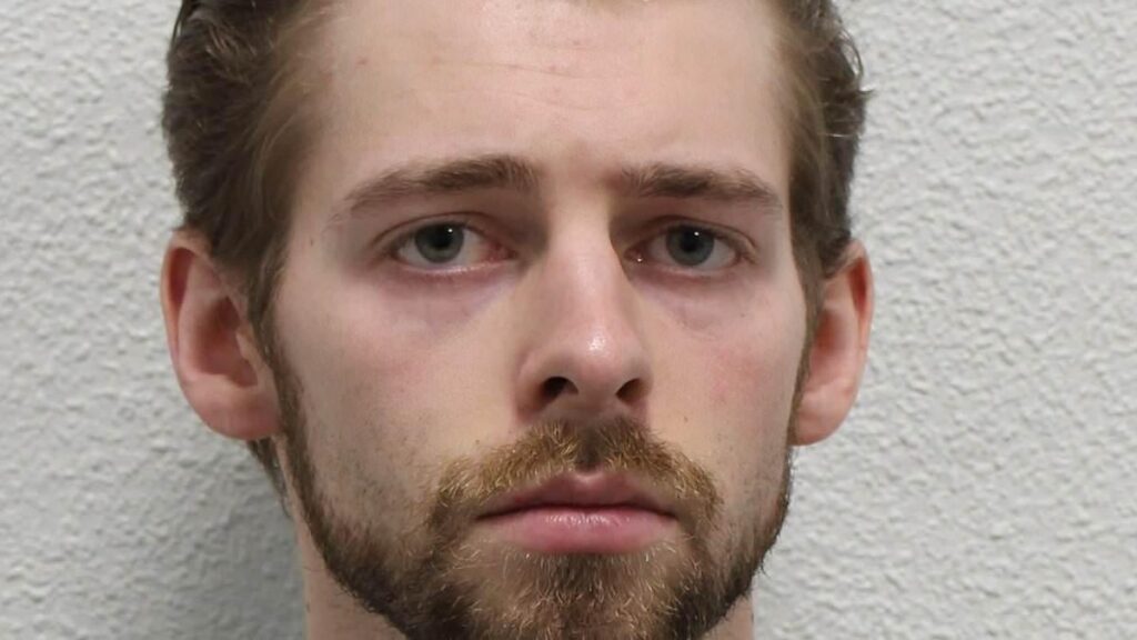 ガールフレンドを殺害し、瀕死の状態で横たわっている父親に弁護士を求めたアメリカの裕福なゴールドスミス学生が終身刑