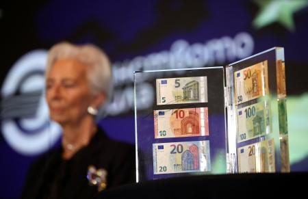 ブルガリア、ユーロ導入　加盟２１カ国に、成長期待
