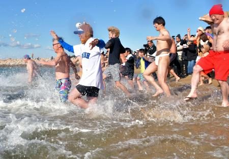 100回目の新春初泳ぎ、和歌山 0~75歳230人が水しぶき