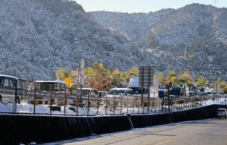 　雪の影響で渋滞する山陽自動車道の岩国ＩＣ付近＝３日午前１０時２３分、山口県岩国市