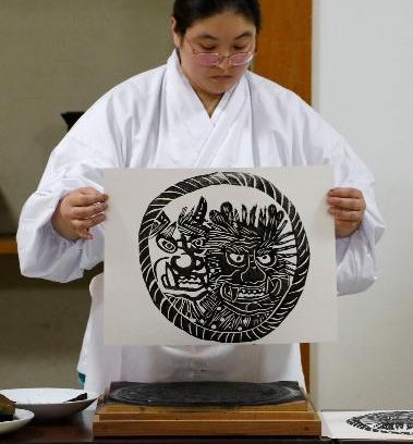 節分前に「鬼面札」作り　厄除け、和歌山・那智勝浦