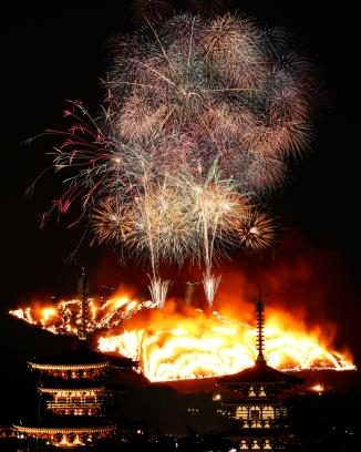 奈良で若草山焼き、夜空彩る炎　古都で冬の伝統行事