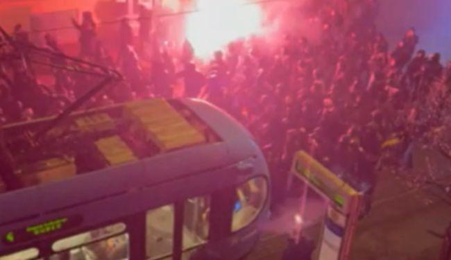 フーリガンの暴言：ザグレブ中心部で彼らは右手を上げてナチス式敬礼をしたが、警察は無反応で見守った