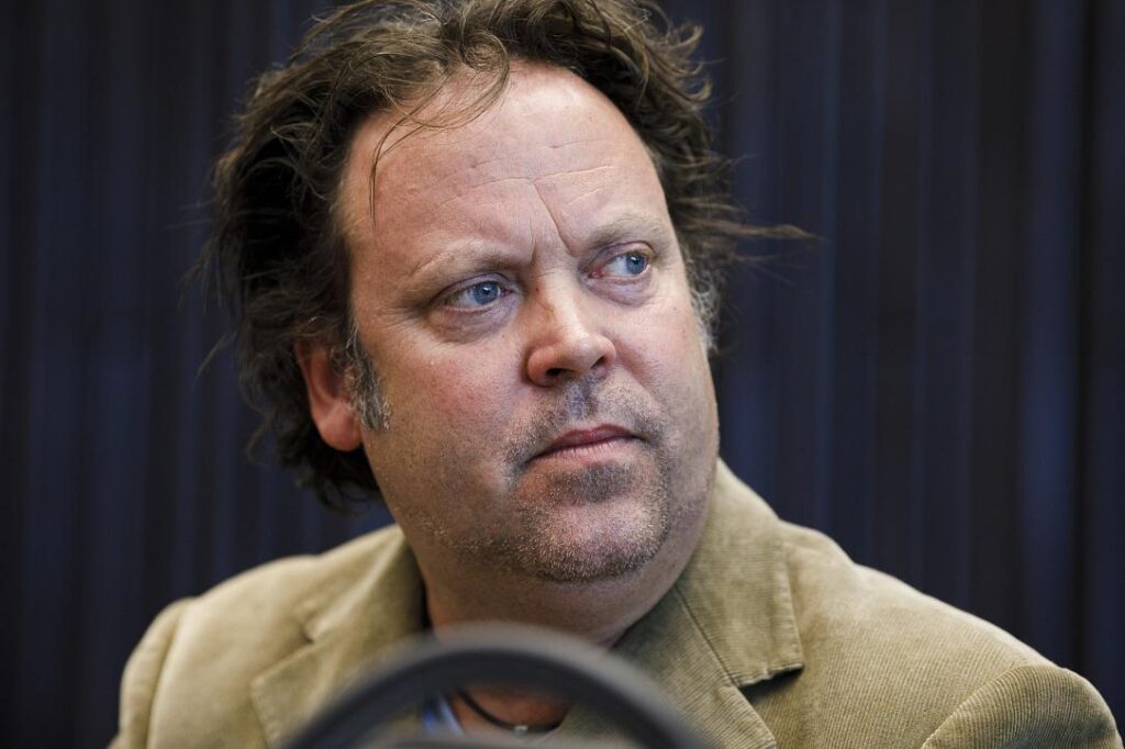 世界の主要首都でルーマニアを宣伝するため、チャーリー・オットリーが率いる国際ツアー