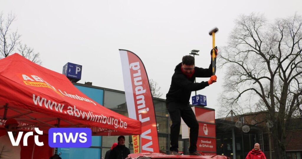 ABVV はハッセルトで行動を起こしています: 運転免許証は若者にとって手頃な価格ではなくなりますが、社会参加には絶対に必要です | VRT NWS: ニュース