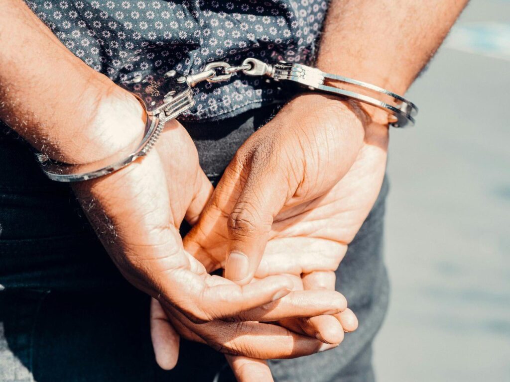 ヨアニナ：未成年の息子にコカインを与えたとして36歳の男が逮捕 – 14歳の息子は入院中