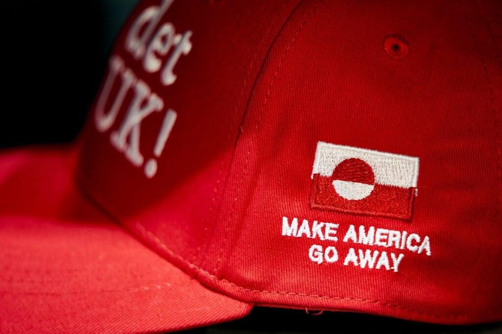 グリーンランドは新たなMAGAの帽子を受け入れる：「Make America Go Away」