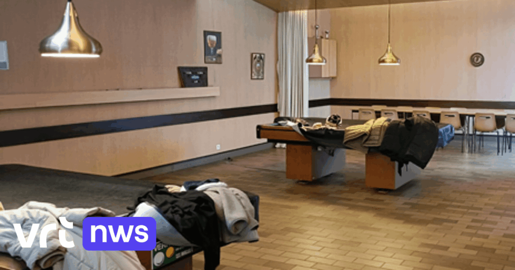 強盗、ドゥルネ・ザイド教区ホールでデュベル16杯を飲み、ビリヤード台で居眠り