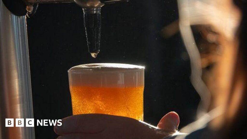 飲酒を避ける成人の数が増加しているとNHSの調査が明らかに