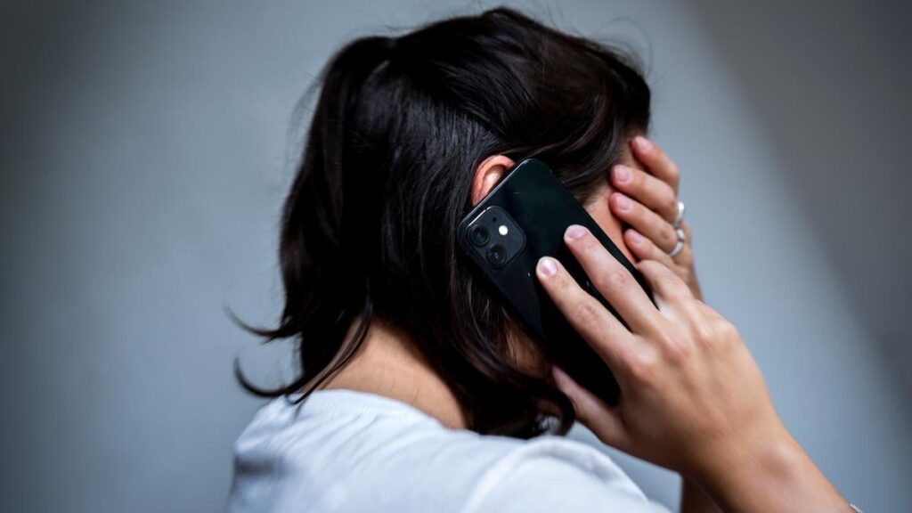 ライフラインへの電話は 3 件中 2 件同じ 25 人でした