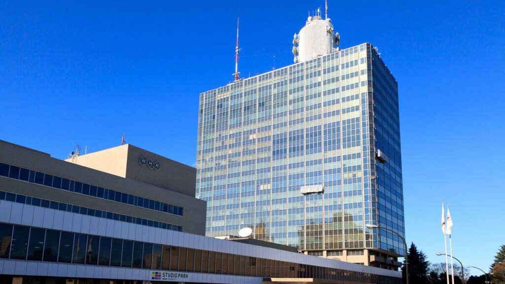 受信料収入はピークの3割減､5000億円切れが見えた…大コケ｢NHK ONE｣移行が予想外に遅れるNHKの阿鼻叫喚【「放送100年」で苦境に立つ】