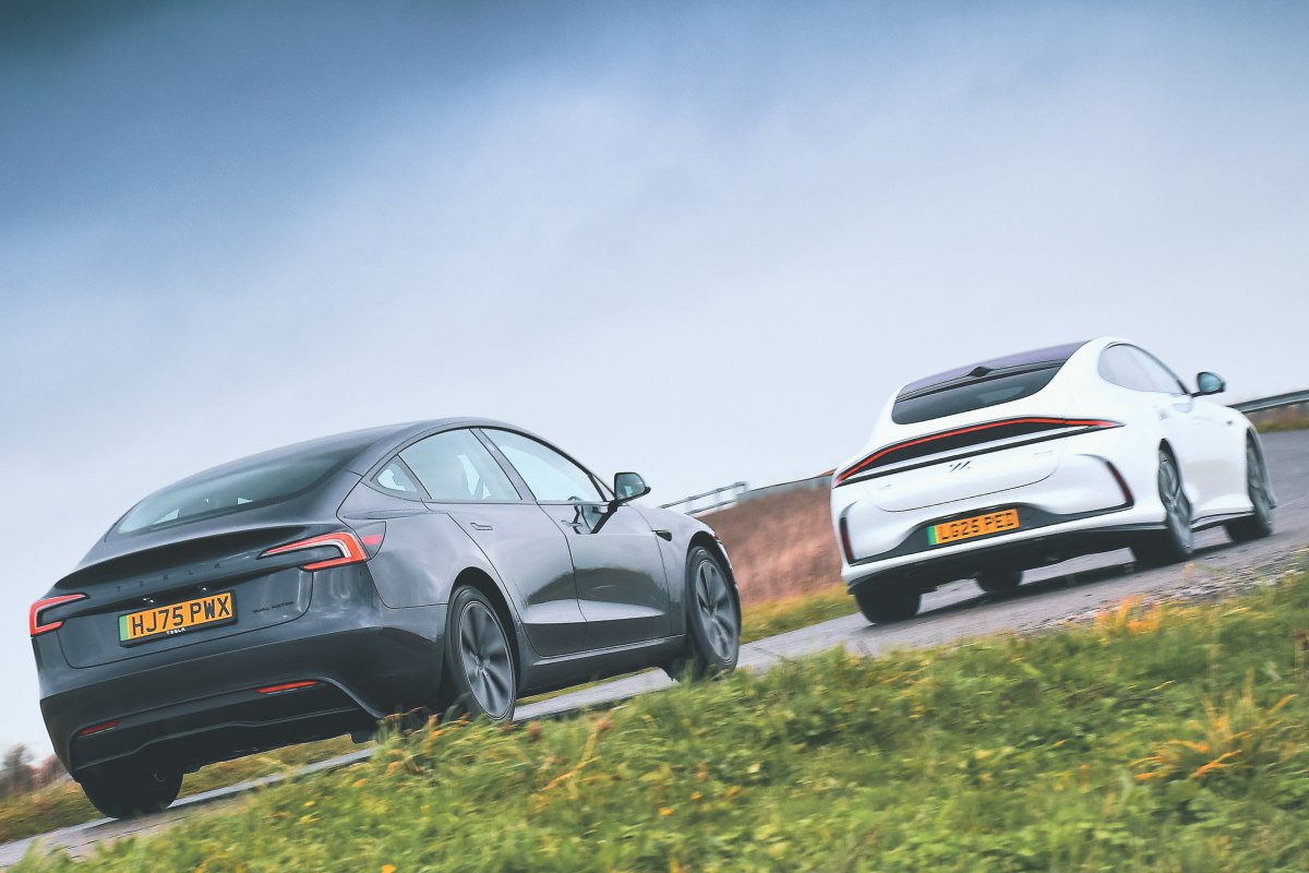 左からテスラ・モデル3 デュアルモーター・ロングレンジ、MG IM5 100 ロングレンジ。