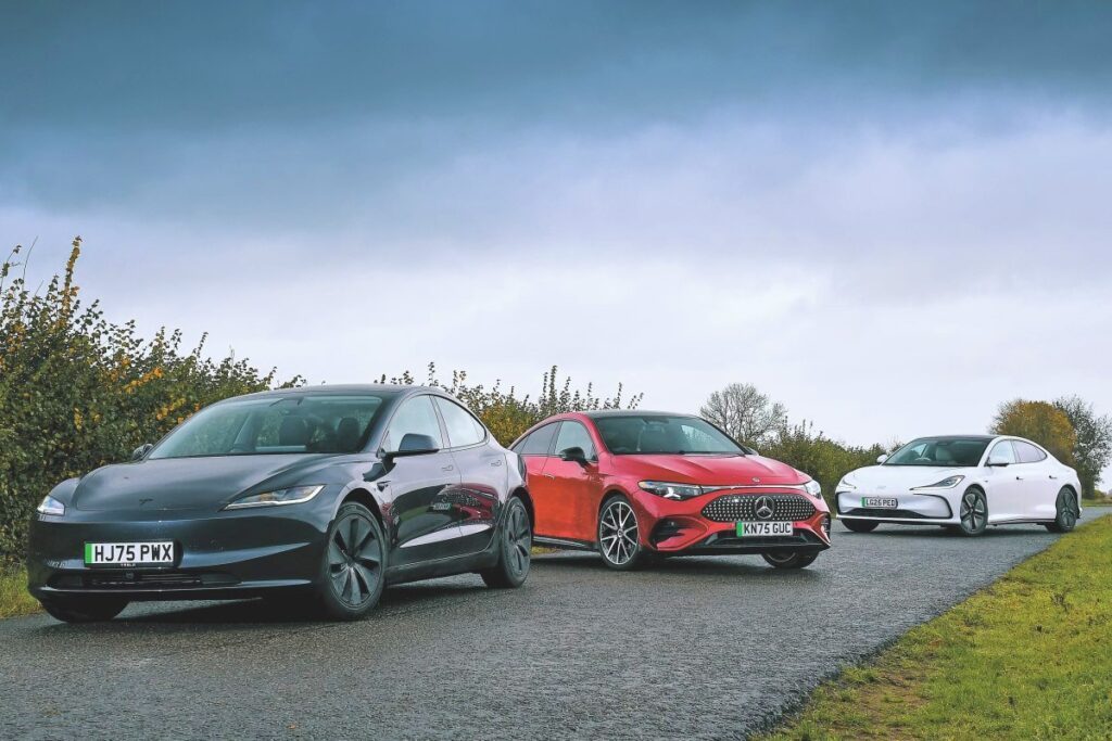 アメリカ、ドイツ、中国x英国 実力EV三つ巴(1) 更に磨いた「モデル3」 欧州COTY「CLA」 戦略価格「IM5」 | AUTOCAR JAPAN 左からテスラ・モデル3 デュアルモーター・ロングレンジ、メルセデス・ベンツCLA 250+ ウィズEQテクノロジー AMGライン・プレミアムエディション、MG IM5 100 ロングレンジ。