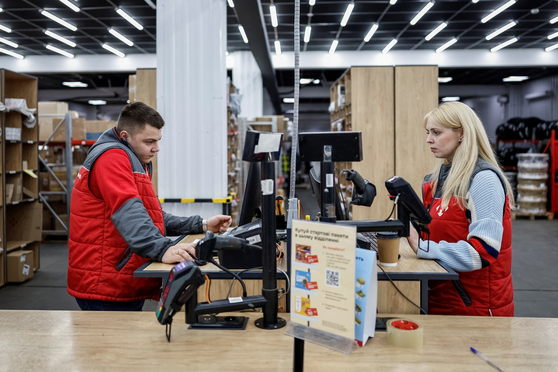 アングル:戦時下でも「物流を止めるな」 ウクライナで成長続ける配送会社ノバポスト