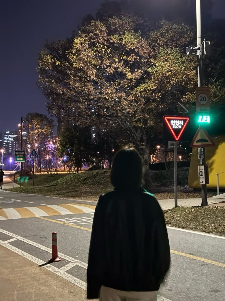 NiziU・MAKO、夜の韓国で切り取った「思い出」に反響 | 話題の投稿 | スポーツブル (スポブル)