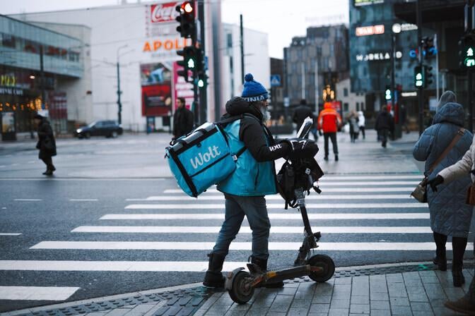 各省庁はボルトとウォルトを使った市販薬の宅配を許可することを検討している