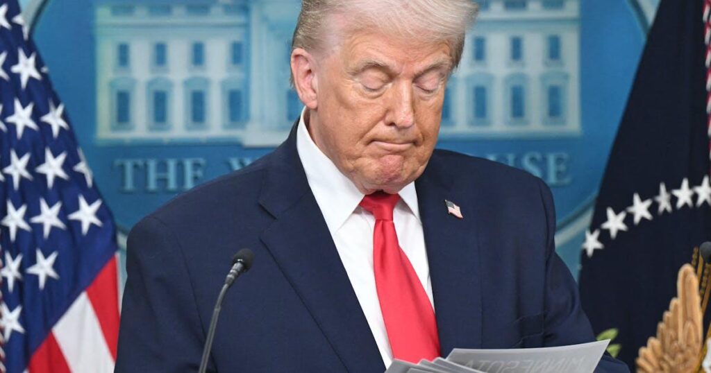 79歳のトランプ大統領、独り言を読み上げて記者会見を始める |ドナルド・トランプは1時間近く遅れて到着し、完全に支離滅裂でほとんど一貫性のない演説を始めた。