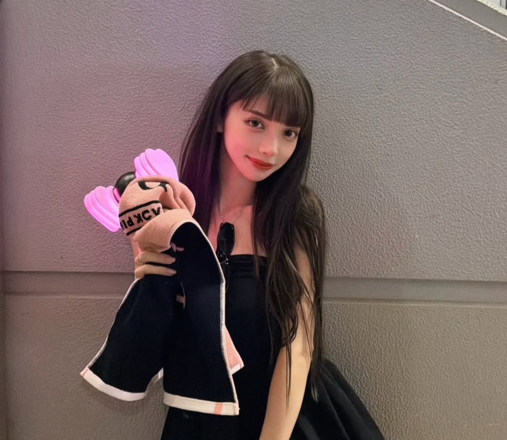 BLACK PINKライブ参戦、渡辺リサがオフショット公開 | 話題の投稿 | スポーツブル (スポブル)