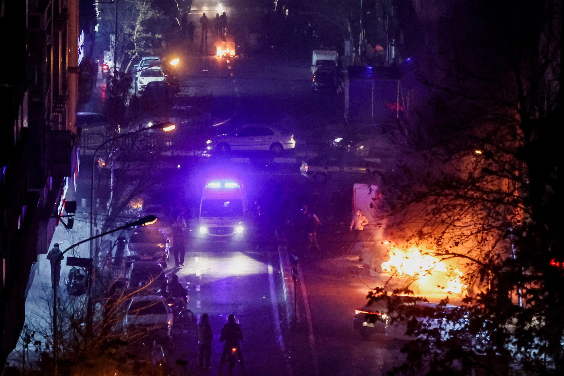 イランが領空一時閉鎖、航空便の飛行停止　米に警告後