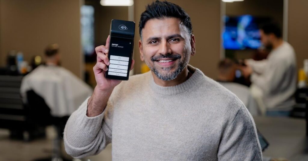 PIN マシンは、「チップを 10 パーセント、15 パーセント、または 20 パーセントにしますか?」と積極的に追加料金を要求します。